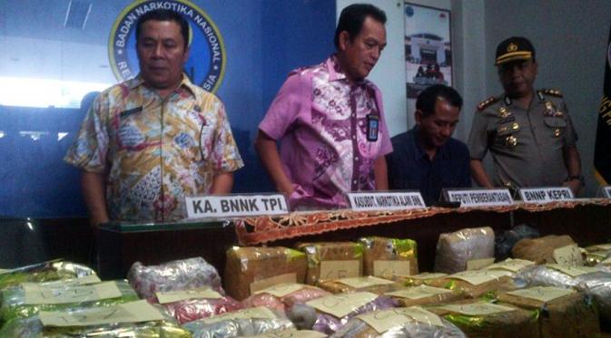 Dua dari anggota sindikat narkoba yang ditangkap di Tanjungpinang, Kepri, dengan barang bukti sabu dan ekstasi dengan berat total 90 kg. (Liputan6.com/Ajang Nurdin)
