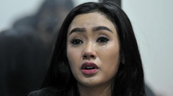 Cita Citata menangis saat mendatangi Mahkamah Kehormatan DPR ( Liputan6.com/ Johan Tallo)