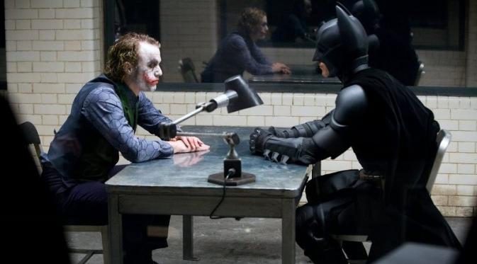 Heath Ledger dan Christian Bale di The Dark Knight (2008). foto: stylenoir.com