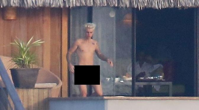 Justin Bieber tampak bugil ketika liburan di Hawaii. (Mirror.co.uk)
