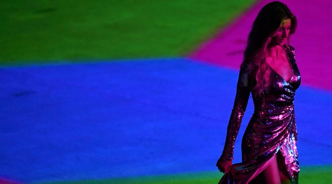 Supermodel, Gisele Bundchen saat memewarnai upacara pembukaan Olimpiade Rio 2016, Rio de Janeiro, Brasil, (5/8). (REUTERS / Mike Blake)