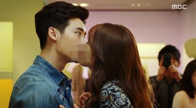 Wajah terkejut Lee Jong Suk saat Han Hyo Joo tiba-tiba menciumnya dalam drama W (Youtube)