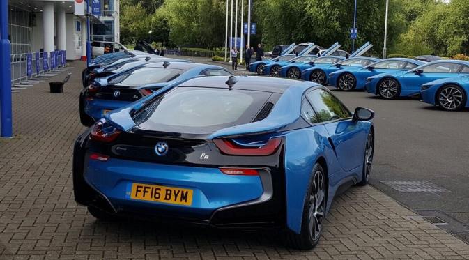 Pemilik klub memberikan mobil mewah, BMW i8s, kepada seluruh pemain Leicester City. (Via:@FIRST4LCFC)