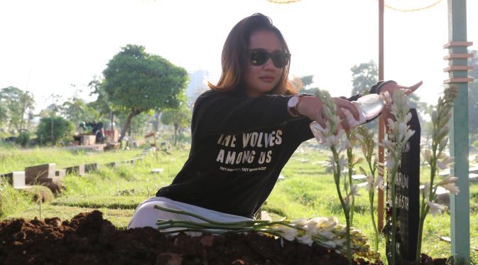 Dhea Imut sedih tak bisa melihat pemakaman ayahnya (Liputan6.com/Herman Zakaria)