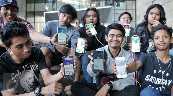 Komunitas Pokemon Go (Instinct Depok Team) menunjukan pokemon hasil berburu mereka di area Kampus Universitas Indonesia (UI) Depok, Sabtu (6/8). Game augmented reality Pokemon Go akhirnya resmi hadir di Indonesia. (Liputan6.com/Yoppy Renato)