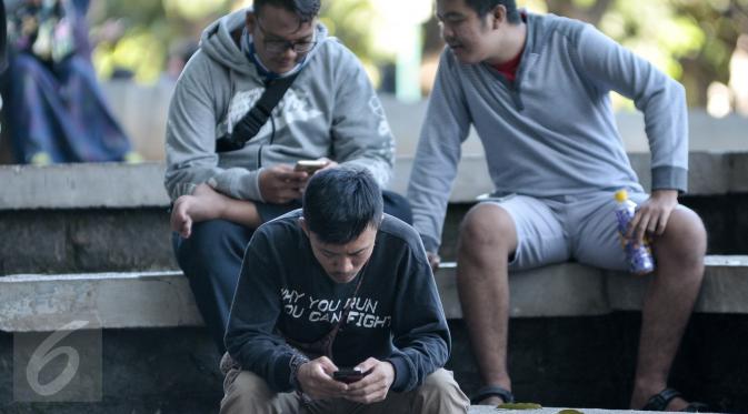 Pemain pemain game Pokemon Go berburu pokemon di area Kampus Universitas Indonesia (UI), Depok, Sabtu (6/8). Game augmented reality Pokemon Go akhirnya resmi hadir di Indonesia. (Liputan6.com/Yoppy Renato)