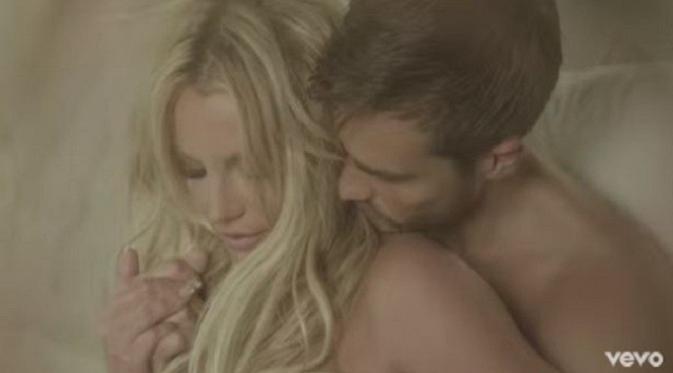 Video klip lagu Make Me Britney Spears (via YouTube.com)