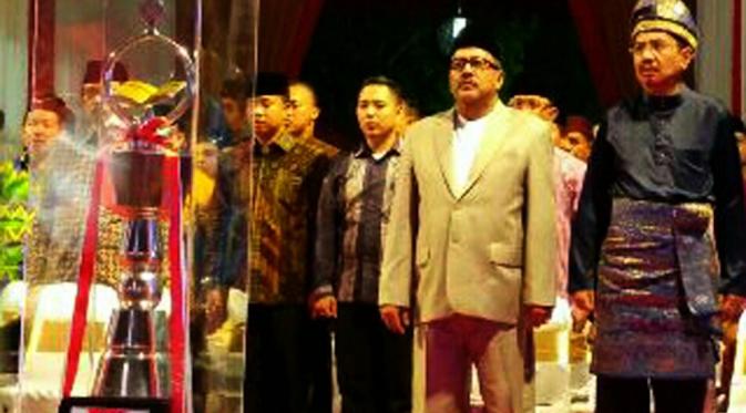 Gubernur Banten Rano Karno menerima trofi juara umum MTQ Nasional yang ke-26 di Mataram, NTB. (Liputan6.com/Yandhi Deslatama)