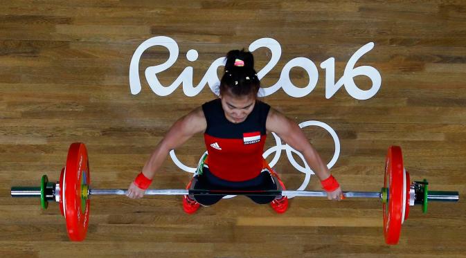 Lifter putri Indonesia, Sri Wahyuni Agustiani saat tampil di kelas 48 kilogram pada Olimpiade 2016, Brasil, Minggu (7/8). Sri menyumbang medali perak untuk Indonesia setelah sukses mengangkat beban dengan total 192 kilogram. (REUTERS)