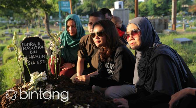 Beruntung sebelum ayahnya meninggal dunia, Dea Annisa sempat melakukan komunikasi dengan video call dengan sang ayah saat kondisinya sedang kritis. Dhea pun memutuskan untuk pulang ke Jakarta. (Andy Masela/Bintang.com)