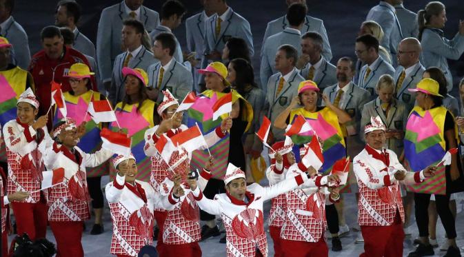 Kontingen Indonesia tampil pada defile upacara pembukaan Olimpiade Rio 2016 di Stadion Maracana, Rio de Janeiro, Brasil, Jumat (5/8/2016) malam waktu setempat. (EPA/Tatyana Zenkovich)