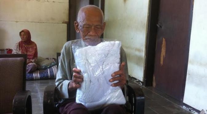 Kakek Ambari mempersiapkan kesehatan sebelum ke tanah suci (Liputan6.com / Panji Prayitno)