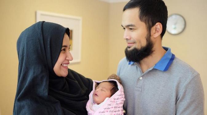 Teuku Wisnu dan Shireen Sungkar tampak berbahagia dengan kelahiran anak keuda mereka. (Instagram)