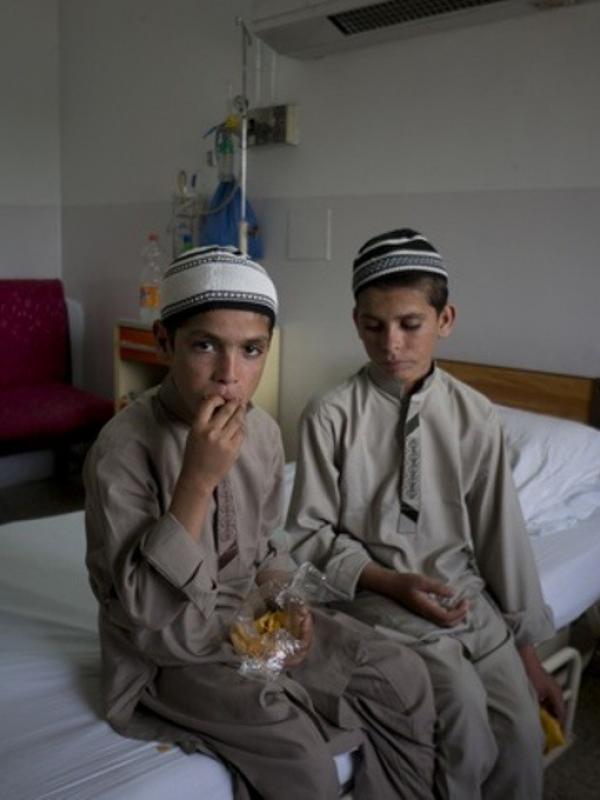 Abdul Rasheed dan Shoaib Ahmed, kakak-adik yang lumpuh ketika malam datang. (dailysabah.com)