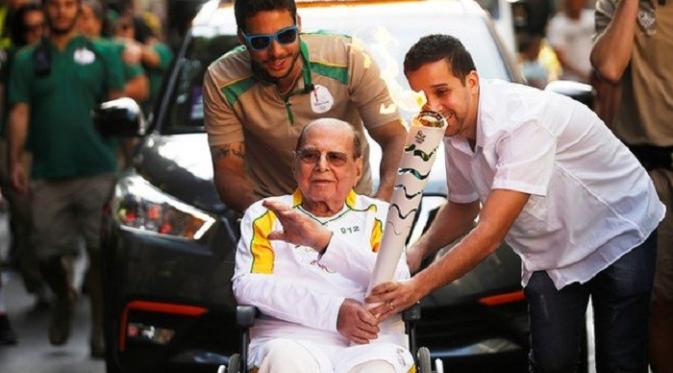Sehari sebelum tutup usia, dokter bedah plastik top dunia asal Brasil, Ivo Pitanguy, ikut memeriahkan pembukaan Olimpiade 2016  (Reuters)