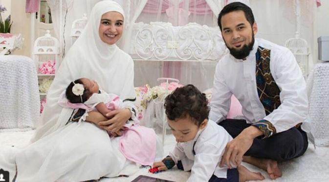 Teuku Wisnu dan Shireen Sungkar bersama dua anak, Teuku Adam Al Fatih dan Cut Hawa Medina Al Fatih.