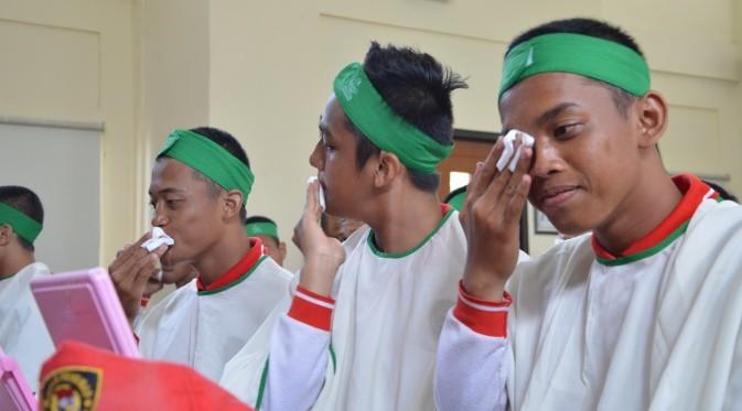 Bima Arivaza Danurahman, Paskibraka dari Kalimantan Tengah, Terlihat Sangat Menikmati Sesi Membersihkan Wajah. Sebelum Mereka Menjalani Prosesi Potong Rambut