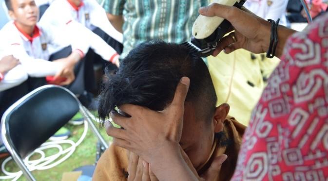 Argo Widyantama, Paskibraka Dari Maluku Utara, Harus Merelakan Rambut Panjangnya Dipotong. Mulai Besok, Tidak Akan Dijumpai Lagi Argo si Pemilik Rambut Klimis yang Gayanya Selalu Trendy (Foto: ADIITOO.com)