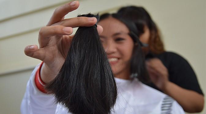 Mata Tasya Nabilah Memerah Manakala Petugas Merapikan Rambutnya untuk Dipotong Pendek. Ia Sedih Karena Tidak Sebentar Waktu yang Diperlukan untuk Panjangin Rambut (Foto: ADIITOO.com)
