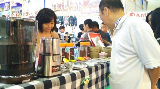 Seorang pengunjung pameran pariwisata MITM 2016 ingin merasakan kenikmatan kopi Bali di stan Wonderful Indonesia. 