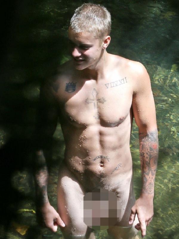 Justin Bieber liburan tanpa busana. (via. Mirror)