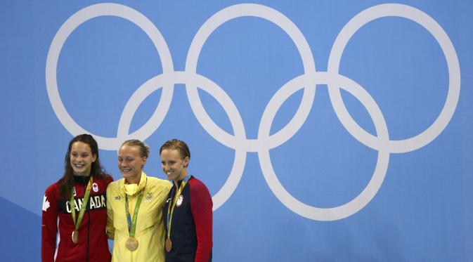 Perenang asal Swedia Sarah Sjostrom (tengah) mematahkan rekor dunia miliknya sendiri saat turun di final Olimpiade 2016 nomor 100 meter gaya kupu-kupu. (REUTERS/Marcos Brindicci)