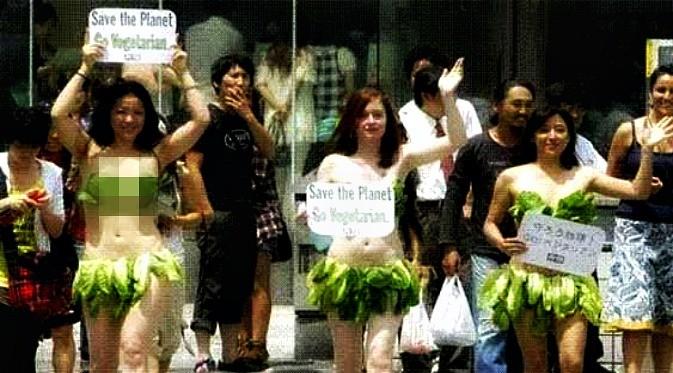 Aksi kampanye mengenakan bikini dan bra dari daun selada.