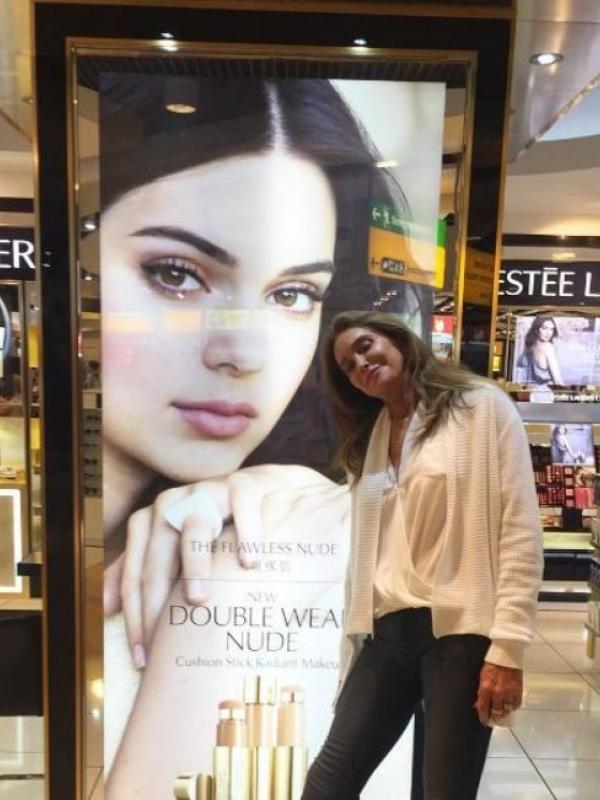 Caitlyn Jenner berpose denganj foto Kendall Jenner. (Instagram - @caitlynjenner)