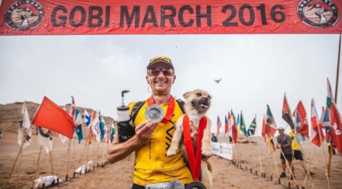 Seakan tak mau pergi, seekor anjing betina menguntit seorang pelari bernama Dion Leonard berlari selama 7 hari dan menempuh 250 kilometer. (Sumber Crowdfounder)