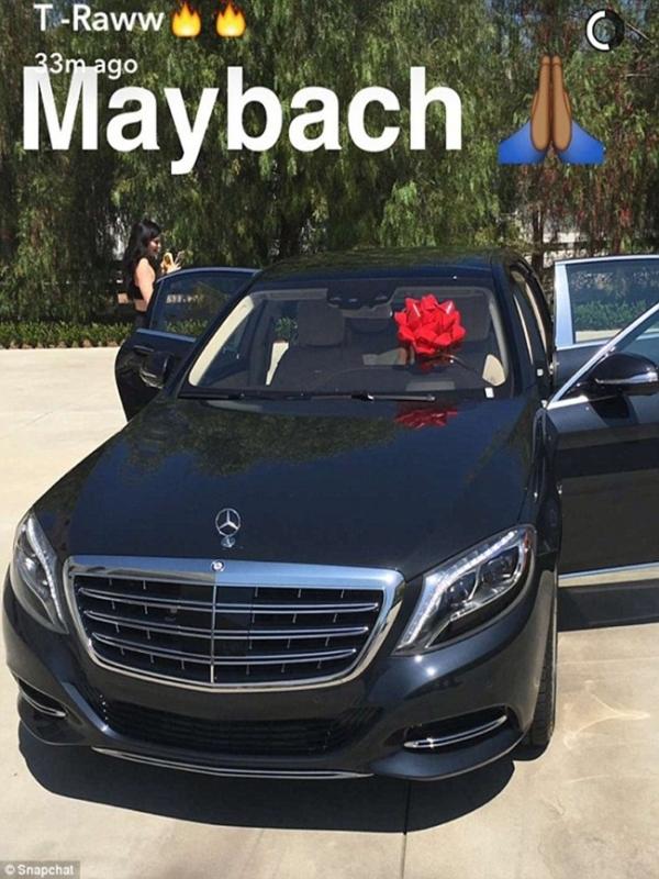 Tyga baru saja membelikan koleksi mobil mewah untuk Kylie Jenner di hari ulang tahun sang kekasih beberapa hari lalu. Tyga memberikan mobil Mercedez-Benz Maybach seharga US $200 ribu senilai Rp 2,6 miliar. (Snapchat)