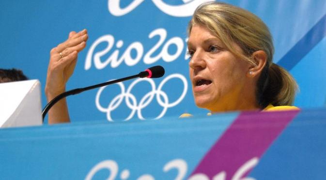 Kitty Chiller selaku pemimpin tim Olimpiade dari Australia sedang mengemukakan masalahnya dengan asrama para atlet di Rio. Sumber : cheatsheet.com