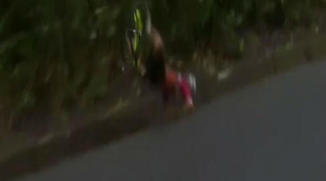 Pembalap sepeda putri Belanda, Annemiek van Vleuten, terjungkal saat mengikuti lomba di Rio de Janiero (Mirror.co.uk)