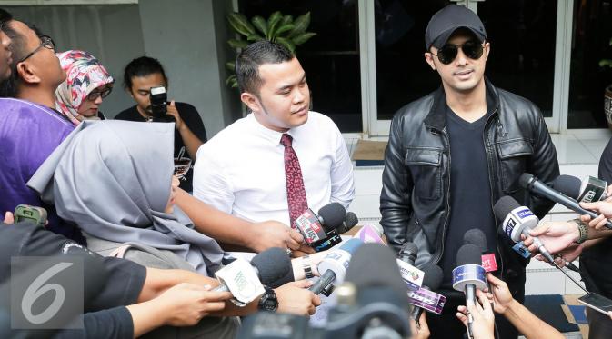 Didampingi kuasa hukumnya, Hengky Kurniawan mendatangi Polda Metro Jaya untuk melaporkan empat orang rekan bisnisnya dalam kasus penipuan. (Herman Zakharia/Liputan6.com)