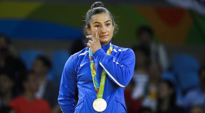 Atlet Judo Kosovo, Majlinda Kelmendi, menangis usai mendapatkan medali emas pada kelas 52 kg di Olimpiade Rio 2016 di Rio de Janeiro, Brasil, Minggu (7/8/2016). (AP/Markus Schreiber)