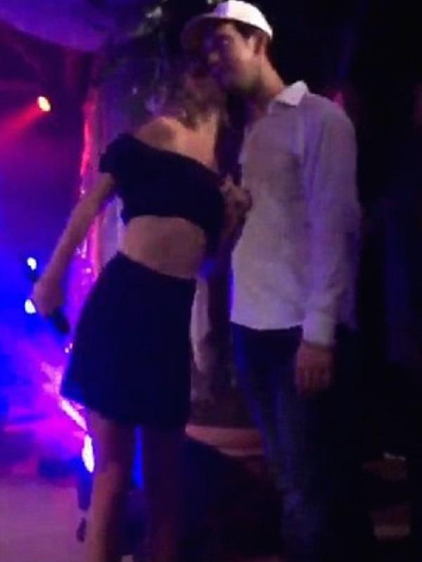 Taylor Swift mencium seorang pria di sebuah pesta. (via. Tumblr)