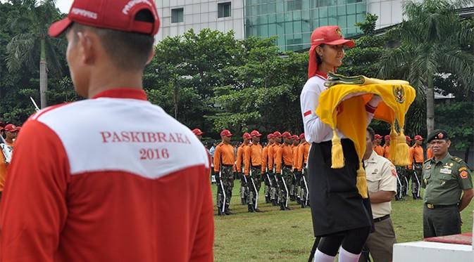 Bella, Peserta Diklat Paskibraka 2016 Menjalankan Latihan Sebagai Pembawa Baki pada Latihan Gabungan Antara Paskibraka dengan TNI dan Polri, Senin (8/8/2016)