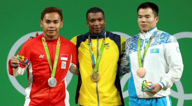 Eko Yuli Irawan (kiri) bersama peraih emas kelas 62 kg asal Kolombia, Oscar Figueroa (tengah), dan peraih perunggu asal Kazakhstan, Farkhad Kharki. (Reuters/Yves Herman)