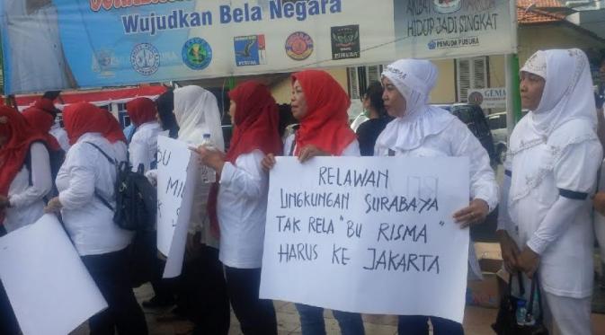 Warga Surabaya menolak Risma Ikuti Pilkada DKI Jakarta 2017 (Liputan6.com/ Dian Kurniawan)