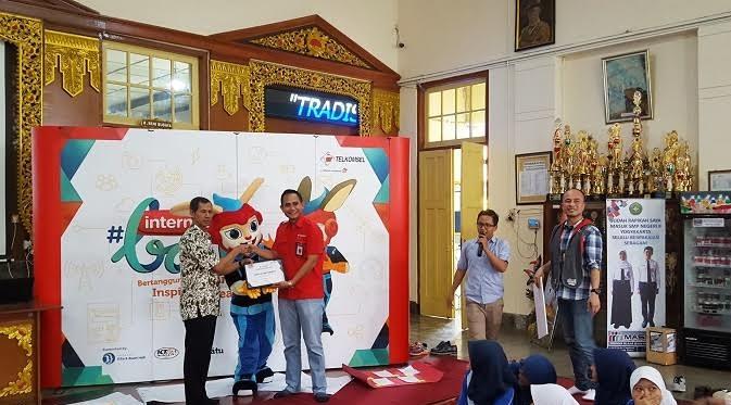Muhamad Nur Awaludin alias Mumu, Co-founder Kakatu, sedang sharing di acara #internetBAIK Telkomsel (Liputan6.com/Dewi Widya Ningrum)