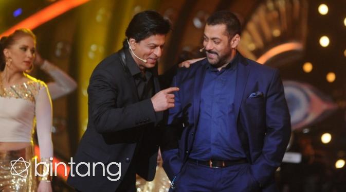 Salman Khan satu paggung bersama Shah Rukh Khan. (AFP/Bintang.com)