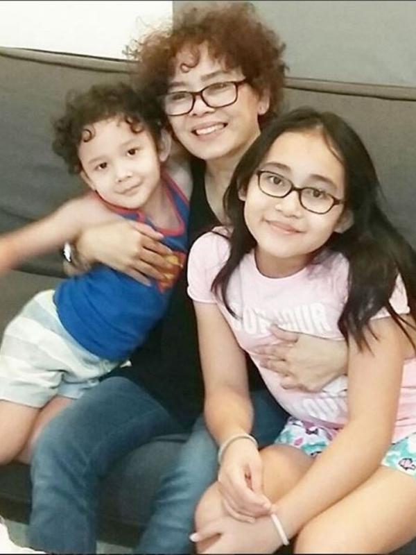 Anak-anak dan ibu Dewi Rezer [foto: instagram]