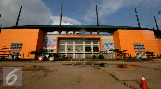 Tampilan depan Stadion Pakansari, Kabupaten Bogor, Selasa (9/8). Rencananya, stadion ini akan digunakan untuk perhelatan Pekan Olahraga Nasional (PON) 2016, September mendatang. (Liputan6.com/Helmi Fithriansyah)