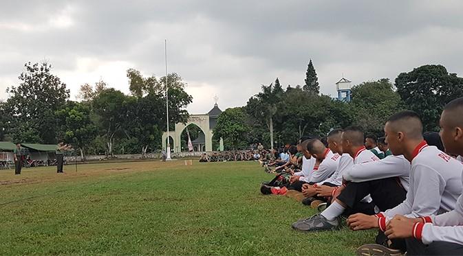 Sebelum Menyatakan Bahwa Latihan Gabungan Selesai pada Selasa Sore, Brigjen TNI Yosua Pandit Sembiring Bertanya ke Seluruh Peserta Apakah Latihan Tetap Mau Dilanjutkan atau Disudahi. Semua Diminta Berkata Jujur, Kecuali Paskibraka yang Memang Harus Tetap Berlatih Keras Supaya Bisa Tampil Maksimal di Perayaan Detik-detik Proklamasi 17 Agustus 2016.