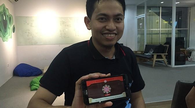 CEO The Wali Studio ​Fauzil Hamdi memperlihatkan aplikas MyQuran yang meraih penghargaan Anugerah Kekayaan Intelektual 2016 di Bandung, Selasa (9/8/2016). (Liputan6.com/Muhammad Sufyan A) 
