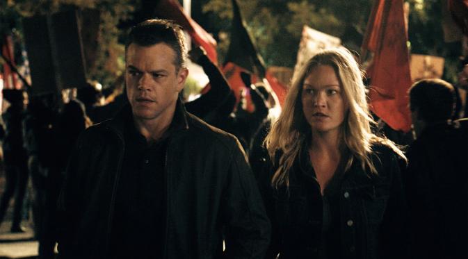 Matt Damon dan Julia Stiles dalam film Jason Bourne. (cloudfront.net)