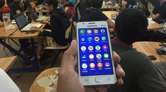 ​Contoh unit ponsel Tizen yang direncanakan segera dijual di Indonesia kisaran Rp 1 juta. (Liputan6.com/Muhammad Sufyan A)