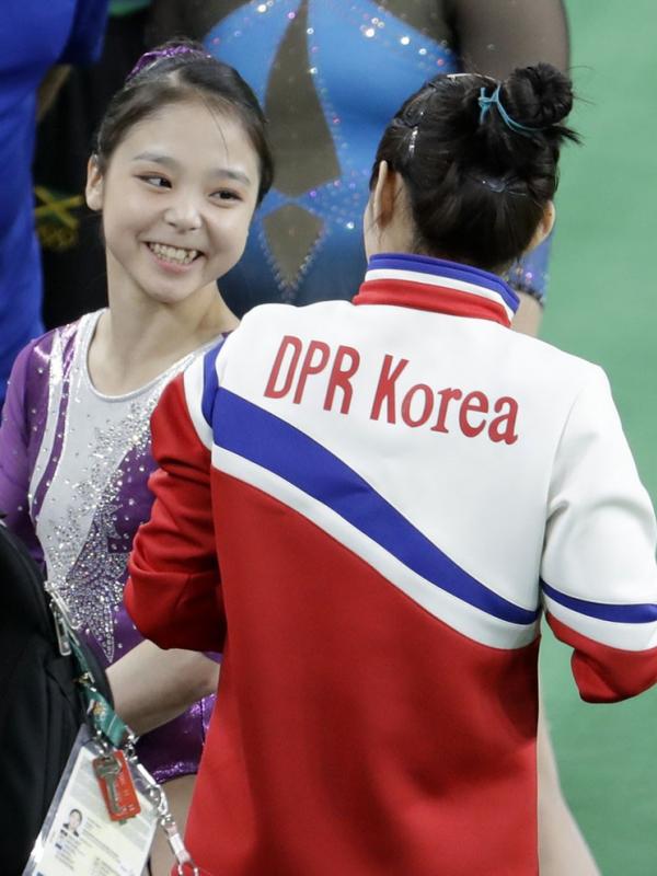 Hong Un Jong dari Korea Utara dan Lee Eun-Ju is dari Korea Selatan. (Credit: Dmitri Lovetsky | Via: boredpanda.com)