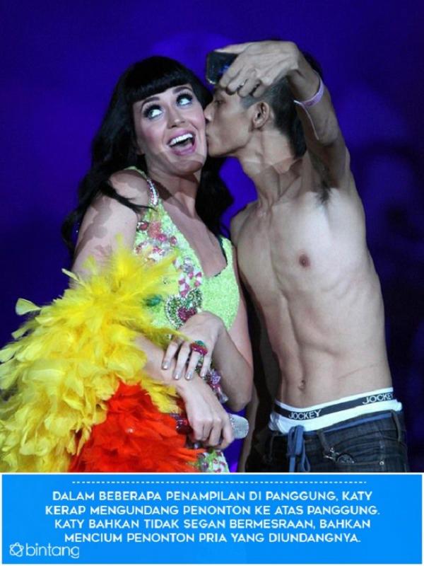 Momen kontroversial Katy Perry (Foto: Bintang Pictures, Desain: Muhammad Iqbal Nurfajri/Bintang.com)
