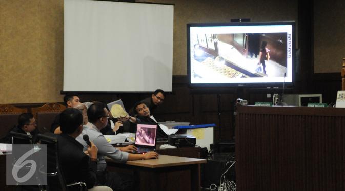 Tim ahli digital forensik membedah rekaman CCTV saat sidang lanjutan kasus kopi maut di PN Jakarta Pusat, Rabu (10/8). Rekaman tersebut memperlihatkan sebelum dan sesudah kejadian di Cafe Olivier. (Liputan6.com/Helmi Afandi)