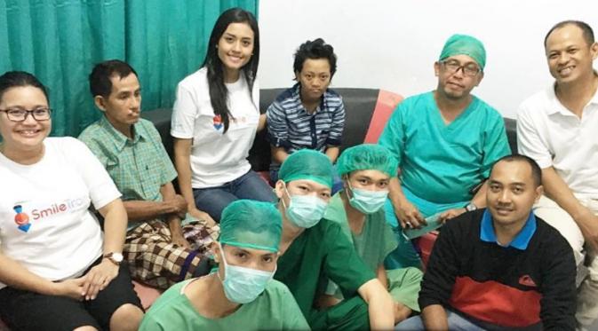 Miss Indonesia 2015, Maria Harfanti bersama tim dokter dan pasien operasi bibir sumbing di Bengkulu. (Instagram)